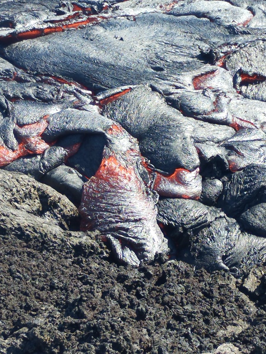 ObsFournaise's tweet photo. 🌋 Belle activité d'écoulement en lave cordée aujourd'hui au Piton de La Fournaise. Avec des résurgences au niveau des tunnels de lave situés au pied du cône éruptif. ©️ OVPF-IPGP https://t.co/wMGJHtYLm3