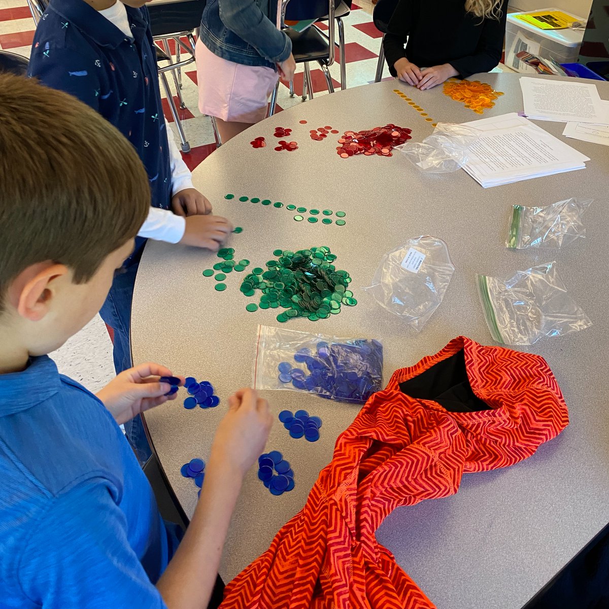 RawdingMolly's tweet photo. Impromptu #CountingCollection with gr4 kids - I needed clear chips counted - and they were thrilled to help! Love how they noticed how others counted and were inspired by different ways to orgazine & count!
#JoyinLearningMath @FiskeMath @FiskeSchool https://t.co/rLNXWjcOqO