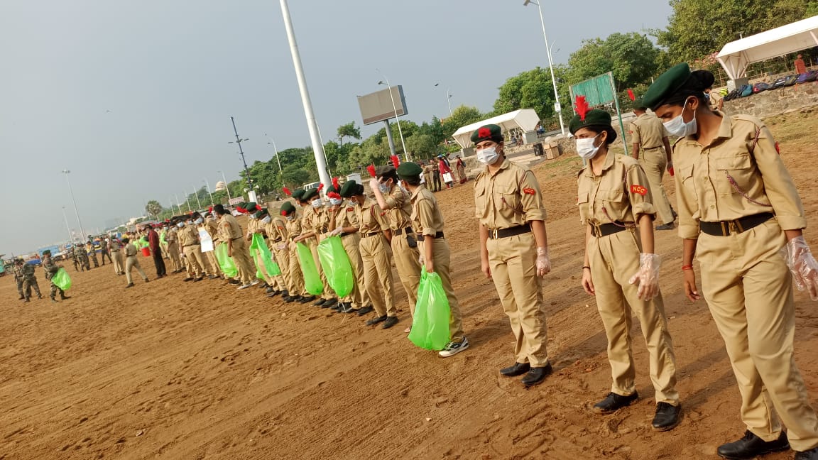 AlwynNewton's tweet photo. "Puneet Sagar Abiyan" 1(TN) R&amp;V Sqn NCC Conducted Beach cleaning rally along with "Nukkad Natak" For World Tourism day at Marina Beach today. Lt Col. Samuel. J. Premkumar and his cadets with Scores of General public participated in the Campaign.

@NCCDte_TNPAN @HQ_DG_NCC https://t.co/tRkeDwj6Lw