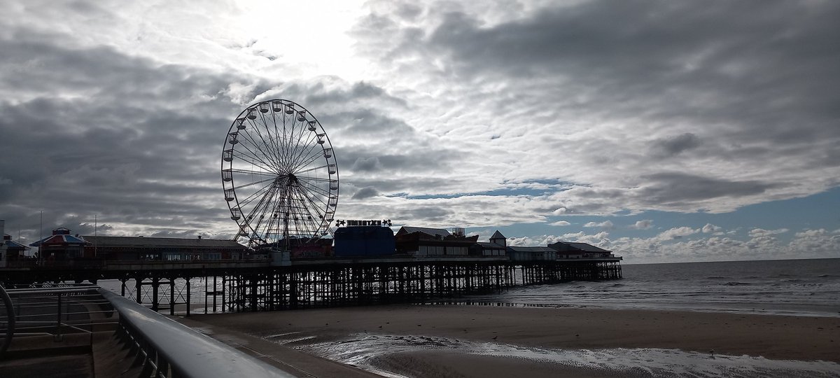 VodkaGothBitch's tweet photo. #Blackpool #OwnPics 💛 https://t.co/tYbqHt3pgv