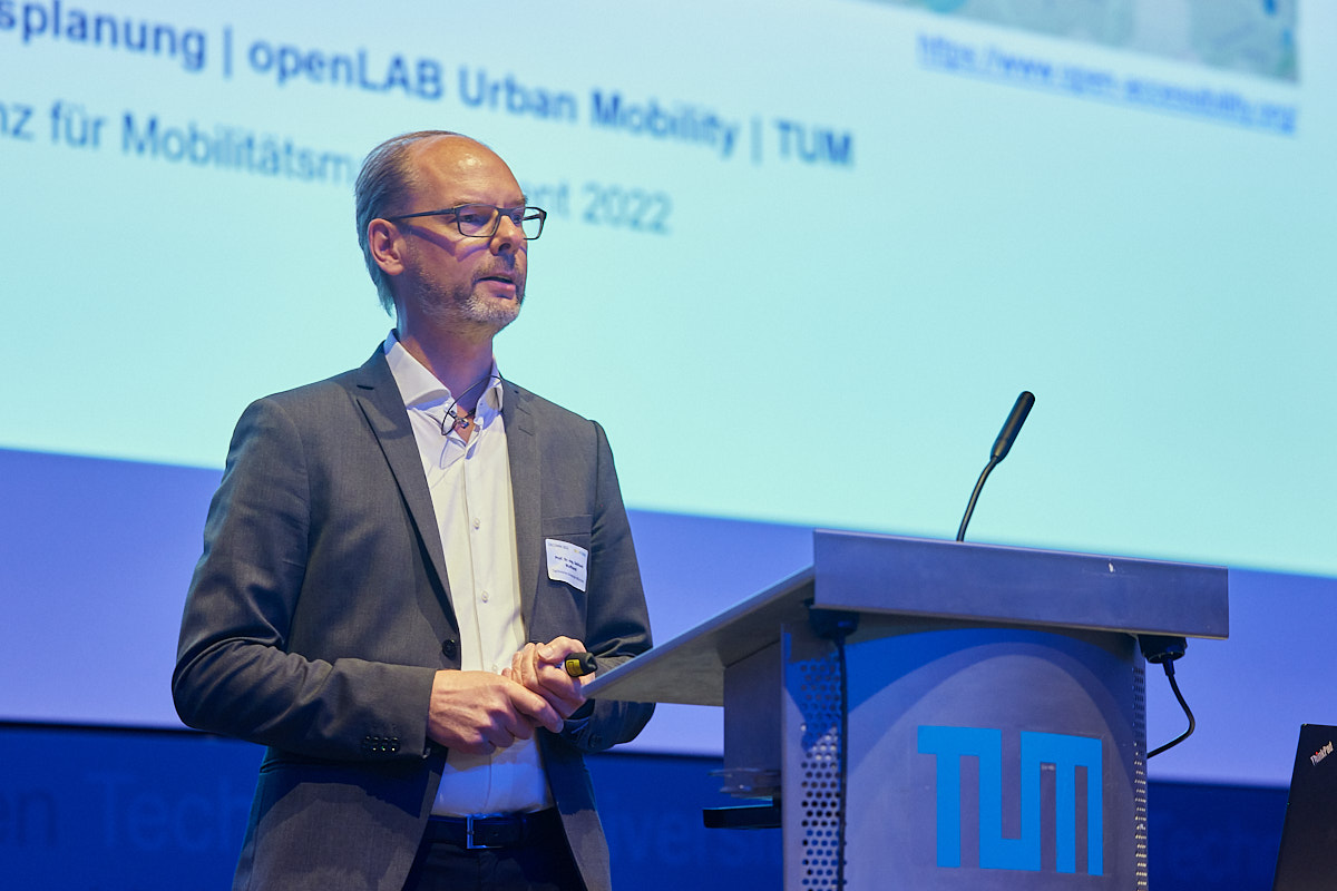 TUMopenLAB's tweet photo. "Mobilitätsmanagement in Stadt und Region" war der Titel der #DECOMM 2022 (@DEPOMM - Deutsche Konferenz für Mobilitätsmanagement). 

Prof. Wulfhorst eröffnete mit einer Key-Note zu "Kurze Wege im Quartier - Grundlagen für ein erfolgreiches Mobilitätsmanagement" https://t.co/nU7ucNdOzh