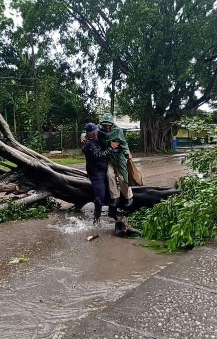 Quién dice que todo está perdido, yo vengo a ofrecer mi corazón!
#FuerzaCuba🇨🇺#FuerzaPinarDelRío ❤️
@ElPensando @FrankDCub @CubaVale2022 @Rolysanchez21