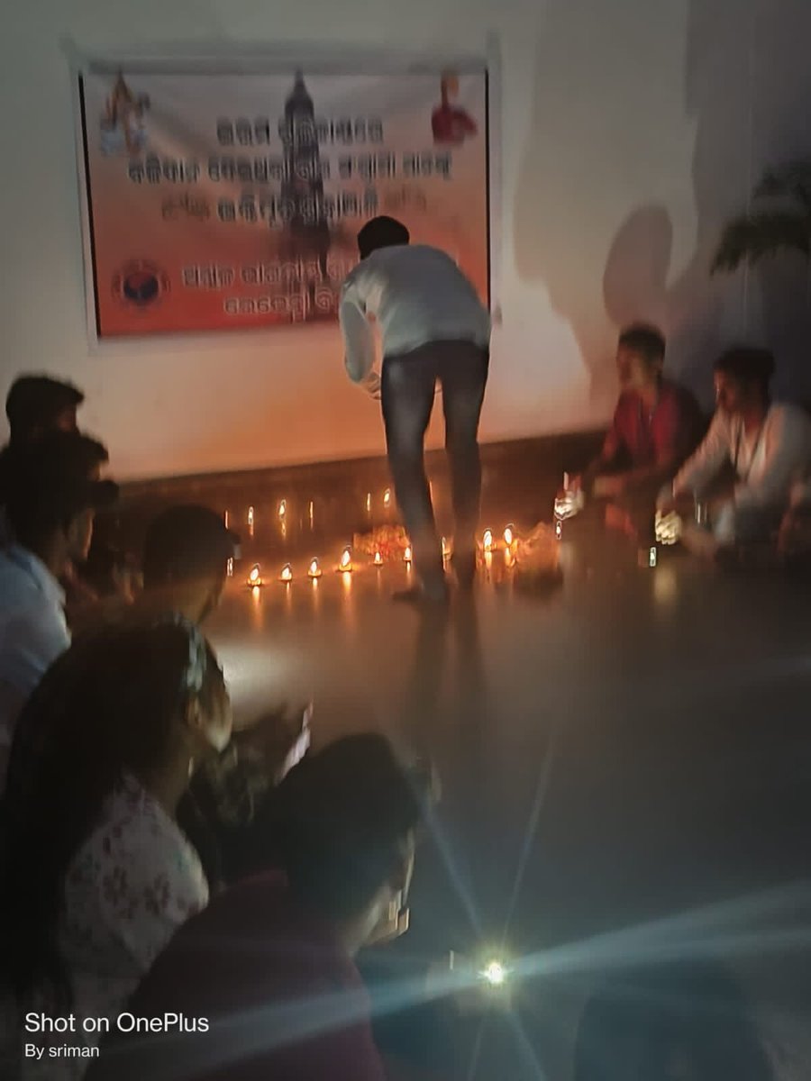 ABVPCuttack's tweet photo. ରେଭେନ୍ସା ବିଶ୍ଵବିଦ୍ୟାଳୟର କାର୍ଯ୍ୟକର୍ତ୍ତା ମାନଙ୍କ ଦ୍ଵାରା ରକ୍ତତୀର୍ଥ ଇରମରେ ବଳିଦାନ ଦେଇଥିବା ବୀର ସଂଗ୍ରାମୀ ମାନଙ୍କୁ ଶ୍ରଦ୍ଧାଞ୍ଜଳୀ ଅର୍ପଣ କରାଯାଇଛି।
#ABVPRavenshawUniversity
#ABVPCuttack https://t.co/TFVBcqvs8T