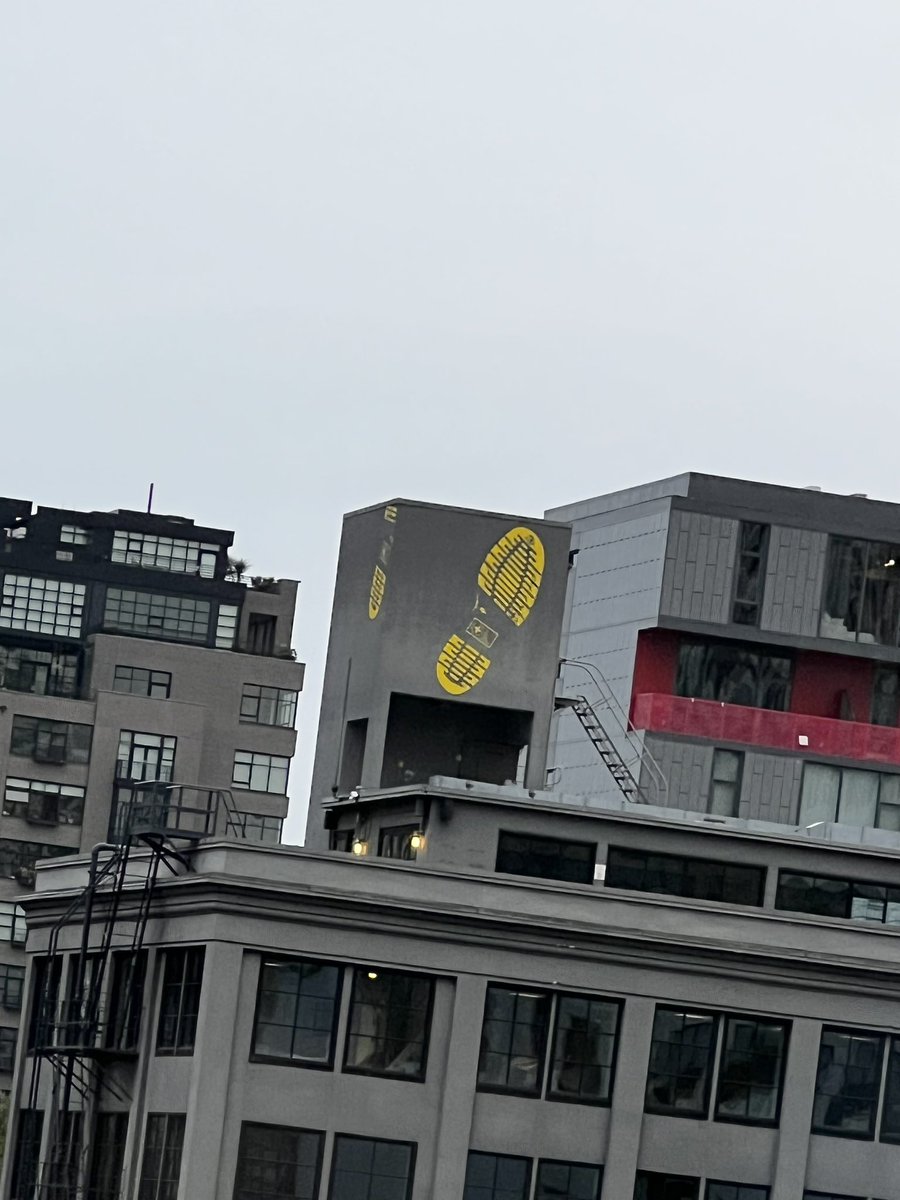 tanakatoga's tweet image. 誰？
足跡付けたの。

#ACEhotel