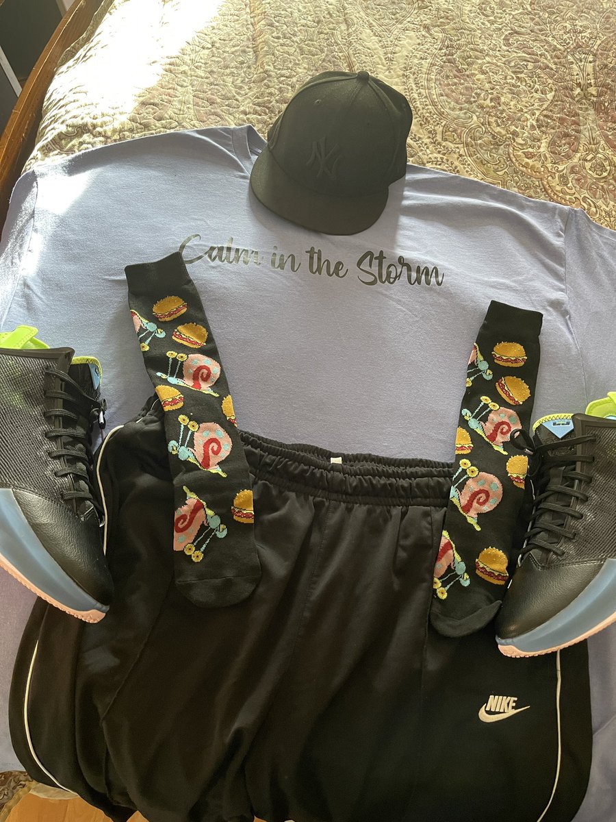 DaryleLSmith's tweet photo. Serving Other’s Drip
#YankeesFit #Lebron19 #SpongeBob #CalmInTheStorm   @ahmiryoung 
 @uncle_rjs 
@KidFromTheX @CallMeCoachVP @LiCkMyJs @TheDon8708 @5aluteMeImPaige @LexxDaTurtle @mizz_tae @mdeeeeee_ @LadySideshow @MagMr44 @CoachWes03 @ALilBitOfEryn @IngloriousGUIDO
@kp0pkicks https://t.co/vOmu7bKoD8