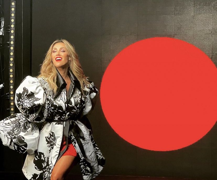 ¡ATENCIÓN <a href="/Anahi/">Anahi</a> STANS! ‼️🚨 Parece ser que esta mujer me dará un infarto pronto y anunciará nueva música (?) 🕯️voy prendiendo mi veladora🕯️

#MTVNewsLA #Anahi