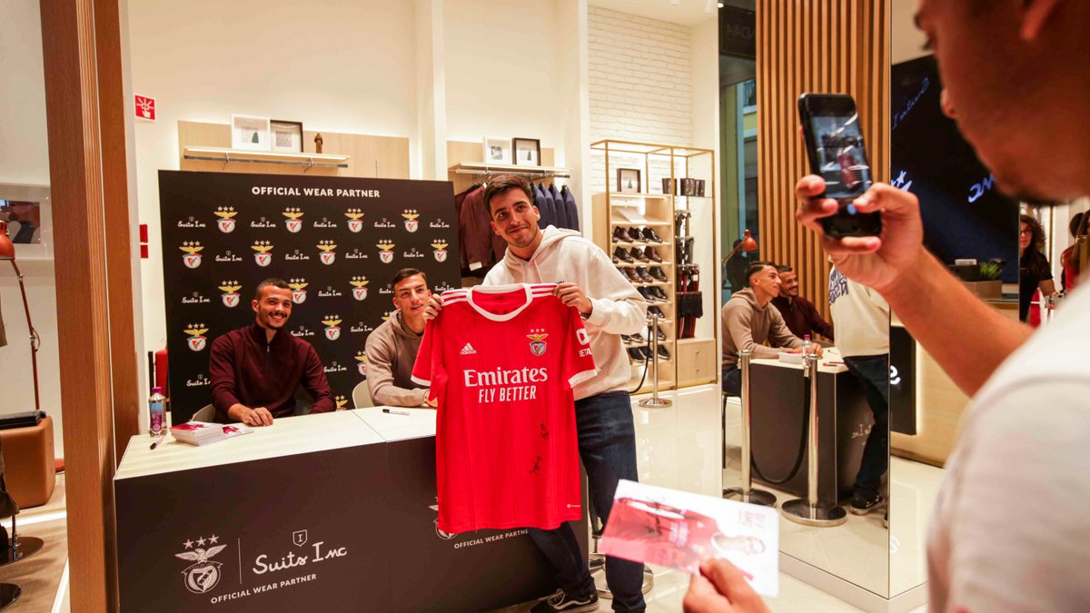 SLBenfica's tweet photo. 🤩✒️ Musa e D. Gonçalves participaram numa sessão de autógrafos na @SuitsInc, junto da Família 𝘽𝙚𝙣𝙛𝙞𝙦𝙪𝙞𝙨𝙩𝙖! 

#EuAmoOBenfica https://t.co/ONPLmd3L5I