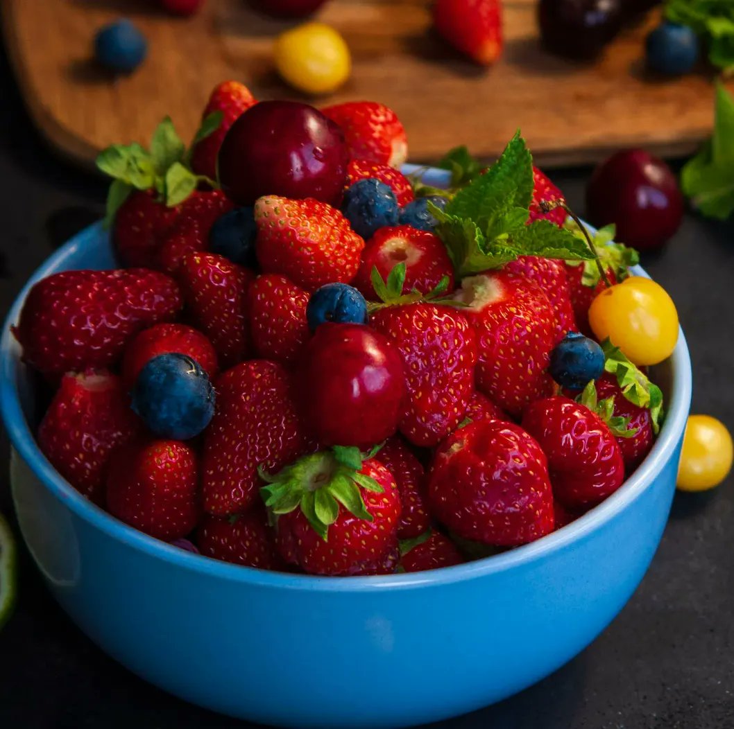 MyBirthingPal's tweet photo. What's the healthy food she is craving for? Ask her that question before she is giving #birth. Strawberries and blueberries can be amazing, as they are easy to eat and digest and are small. . On top of that, fruits are #colourful which can bring positivity in and #oxytocin https://t.co/DkayQxJbTV