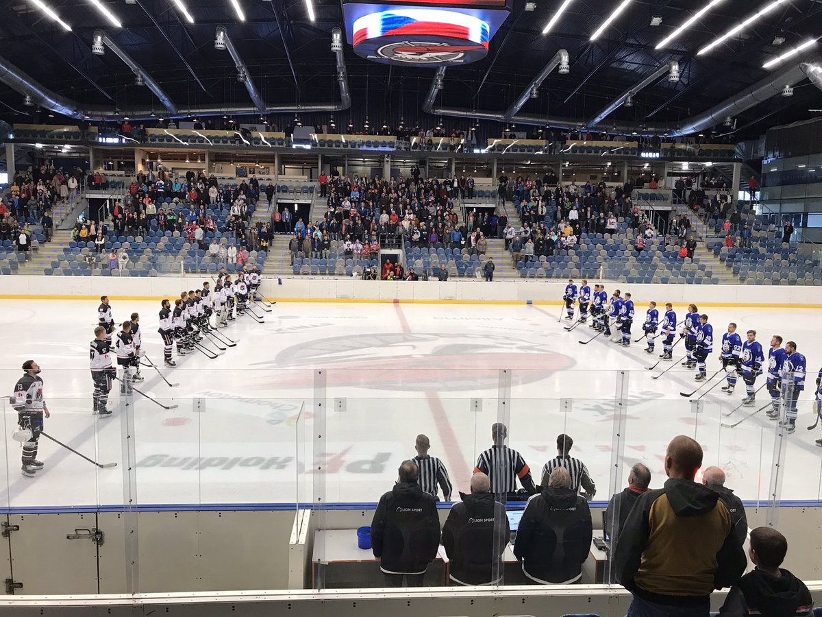 OndrejZamazal's tweet photo. Jsme tady! @PiratiChomutov vs. #Jablonec. Zatím paráda: vstupné lidové, popcorn za 40, státní hymna na počest sv. Václava a legendy v akci. @czehockey #2liga https://t.co/UfhOUOpVpQ