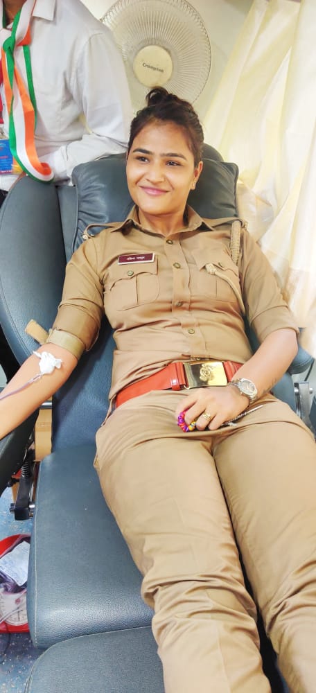 AdgGkr's tweet photo. जनपद गोरखपुर में नियुक्त महिला आरक्षी अंकिता सिंह द्वारा विभिन्न स्रोतों से ब्लड के जरूरतमंद मरीजों के बारे में जानकारी होने पर तत्काल दिन-रात की परवाह किये बिना कई बार रक्तदान कर मरीजों की जान बचाई गयी है।
#AdgZoneGkr
#UPPCares
#WellDoneCops https://t.co/h06WMMepEA