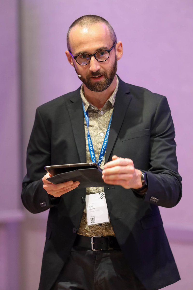 ArturOlesch's tweet photo. I was delighted to moderate the session on #predictivegenomics at the #EHFG2022. I learned a lot: although it might sound scary for many of us, the evidence & the technology are there. Now we need to build trust to leverage the power of predictive genomics for better #prevention. https://t.co/STdZoQzjn0