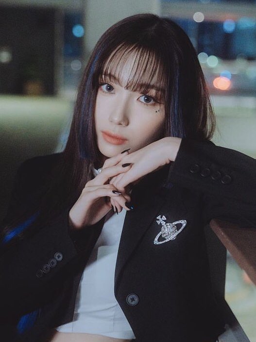 youngeunatic's tweet photo. YOUNGEUN WITH BLUE HIGHLIGHTS I CANT BREATHE https://t.co/rC6lbeYT8d