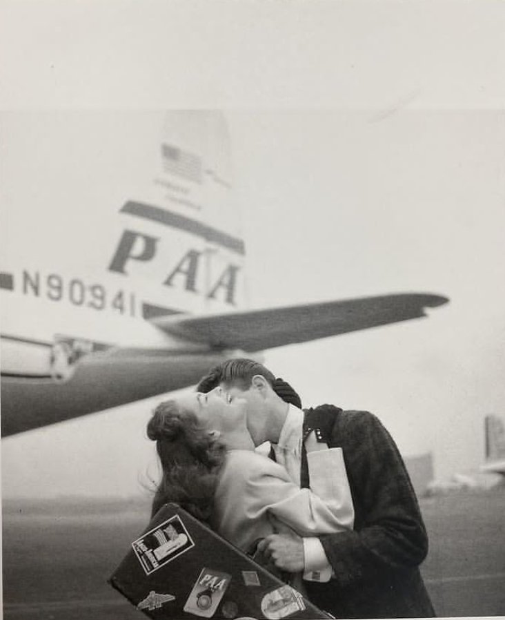 EnglishMow's tweet photo. A great photo from the PanAmerican archives. PanAm Stratocruiser scene, 1954. #PanAm #PanAmerican #Stratocruiser #авиа #avia https://t.co/09HDjaRkLB