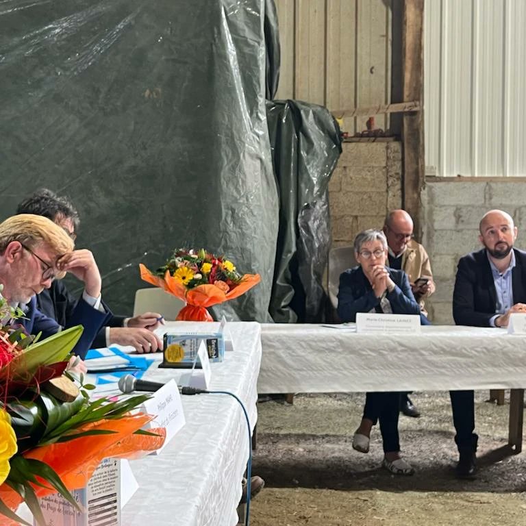 alliance_29's tweet photo. Ce week-end Marie-Christine LAINEZ, conseillère départementale en charge de l'#Agriculture, a accueilli le ministre de l'Agriculture Marc Fesneau à Arzano à l'occasion de la visite d'un #élevage laitier.

#alliancepourlefinistere #bzh #Bretagne #finistere #ministre https://t.co/QOqjmcOtQi