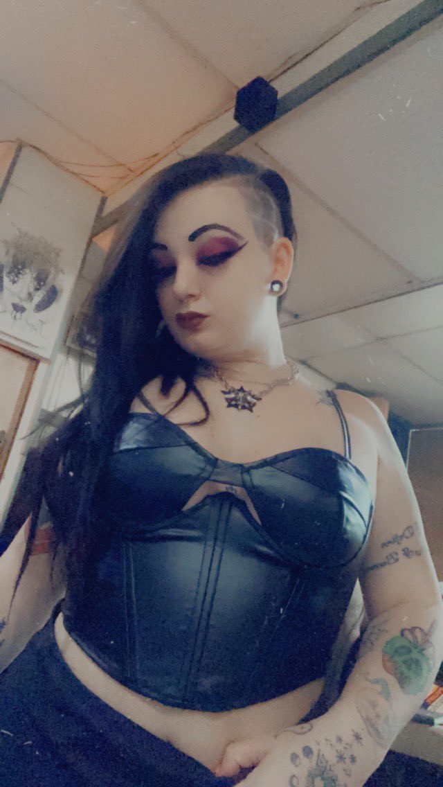 ScreamQueen6669's tweet photo. Tomorrow I get to go see @sKitzKraven I’ve been following his music since the beginning #staysick #halloweenchick #horrorqueen #screamqueen https://t.co/Wg6RrGN2mt