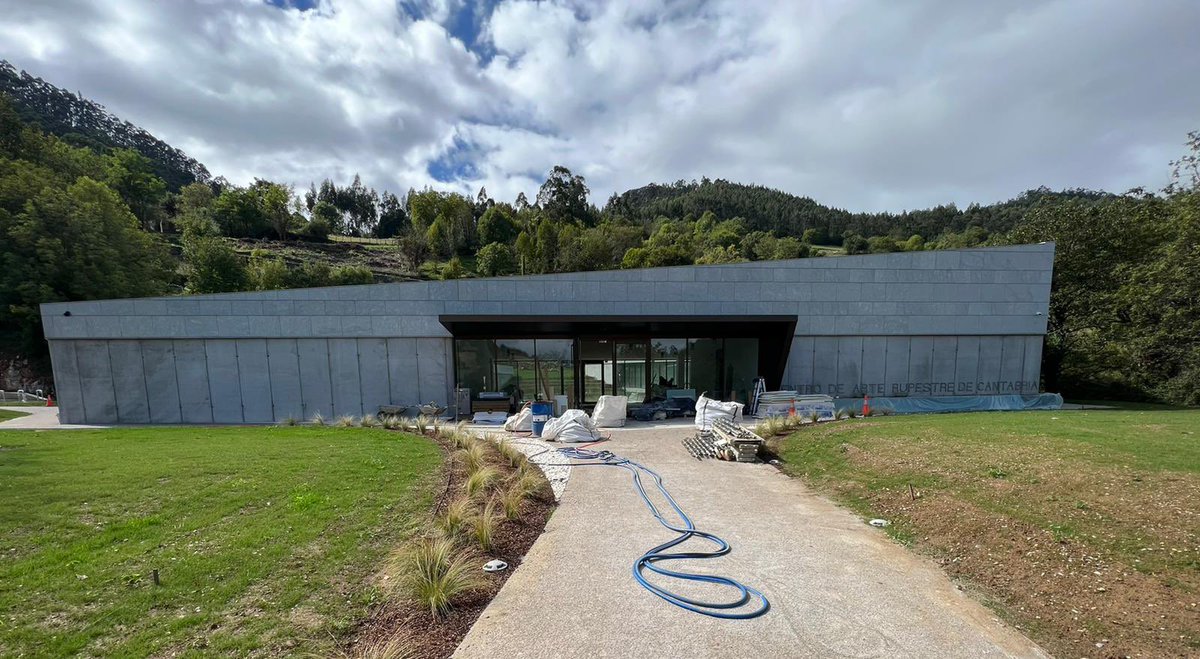 Recibimos a los primeros turistas franceses en el Centro de #ArteRupestre de Cantabria en #PuenteViesgo. Primera visita experimental a las obras avanzan que a muy buen ritmo. Abriremos sus puertas en 2022 y el museo en 2023.