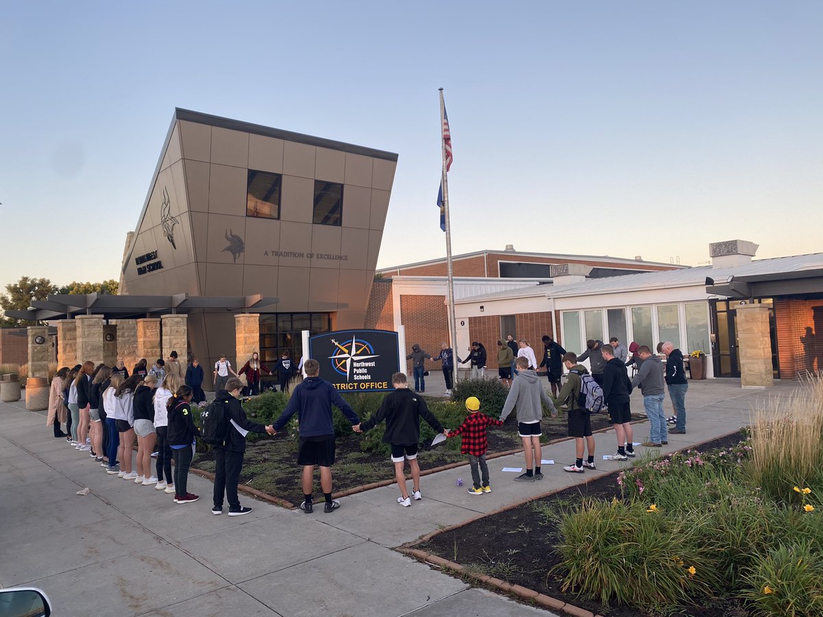 KelliWemhoff's tweet photo. I wish I could start every morning with these people! 🙌🙏🍩 A great morning of worship and prayer for our school, community, country and world #ginwvikings @fcaeastcntrlne @FCANebraska #SYATP2022 https://t.co/1KXb6wQIVN