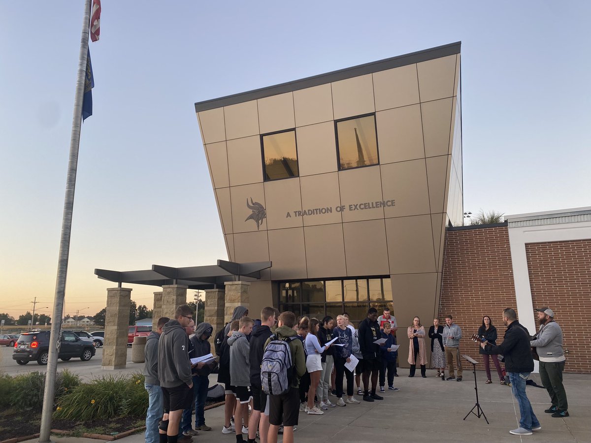 KelliWemhoff's tweet photo. I wish I could start every morning with these people! 🙌🙏🍩 A great morning of worship and prayer for our school, community, country and world #ginwvikings @fcaeastcntrlne @FCANebraska #SYATP2022 https://t.co/1KXb6wQIVN