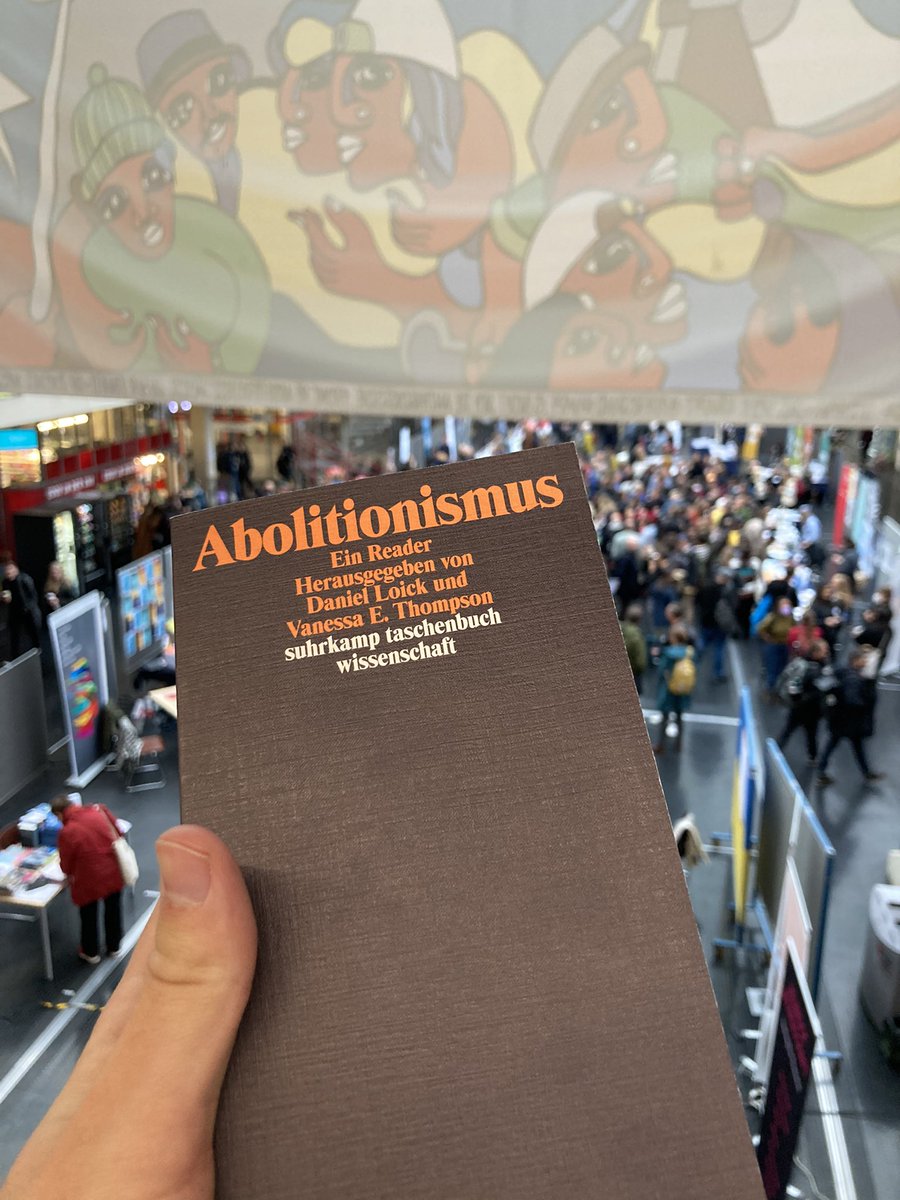 Frisch gedruckt und eben auf dem #dgskongress2022 erworben: @suhrkamp Reader zu Abolitionismus, hrsg. von @da_loick & @v_e_thompson. 1 Exemplar liegt noch am Stand aus. 🤓