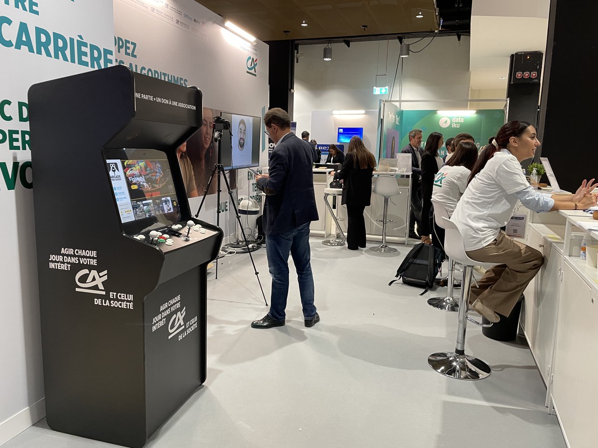 arcade_for_good's tweet photo. Retour sur l’installation réalisée hier au Salon Big Data et AI. Le @Credit_Agricole nous avait loué une Arcade for Good pour son stand, et de notre côté nous avons parcouru le salon pour savoir si nous pouvions utiliser du Big Data et de l'AI dans nos machines ! Réponse : oui ! https://t.co/3SqDGS5TPf