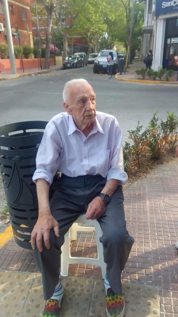 Gregori20273653's tweet photo. Solo recuerda que se llama laurenzio y q tiene 94 años
Av. Libertador y alvear esta en este momento
Este señor está “perdido”, pásenlo a ver si alguien lo reconoce y aporta algún dato. Gracias https://t.co/Y405aDd4Nx