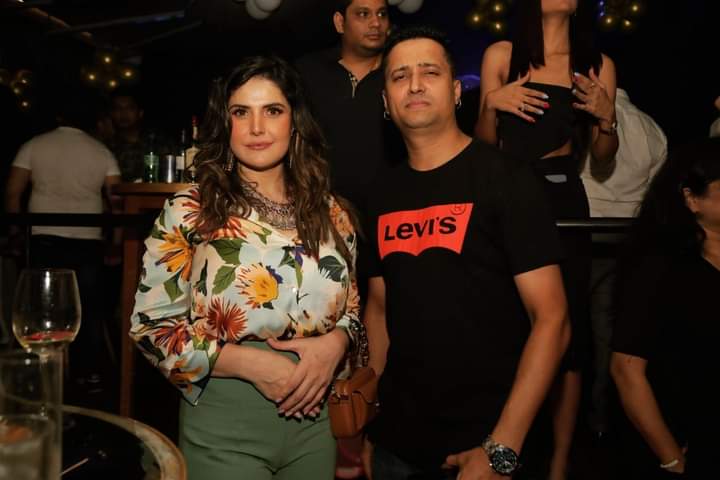 FaizanBollywood's tweet photo. Clubbing ❤ #Stayblessed @zareen_khan
#DubaiAwardWinner #FaizanAnsari #Zareenkhan #PrivateParty #celebritiesonly #InvitesOnly #Bollywood #Mumbai https://t.co/rO2mjL7rDy