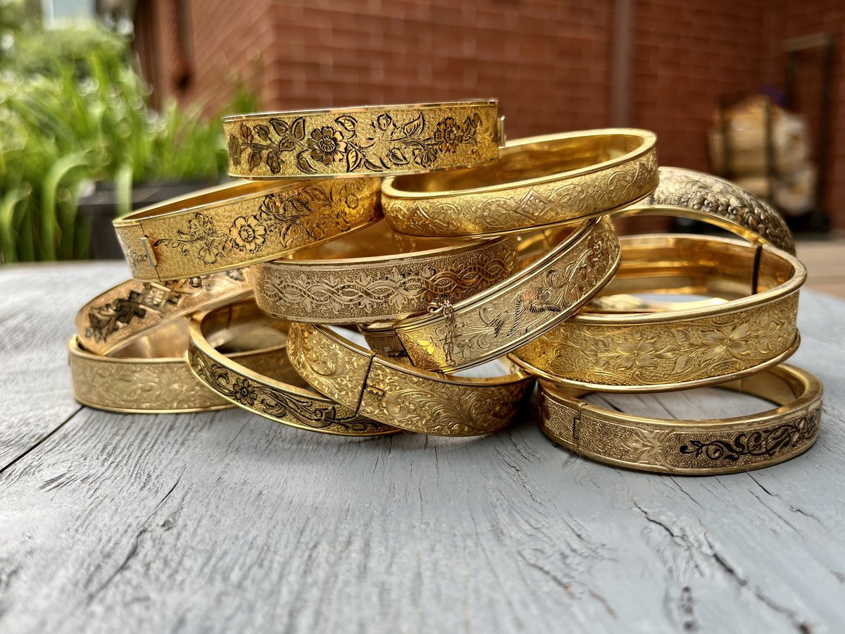 RibbonsEdge's tweet photo. I've got your bangle fix at Ribbons Edge on @etsy #vintagejewelry #antiquejewelry https://t.co/b3QbI34Sys
