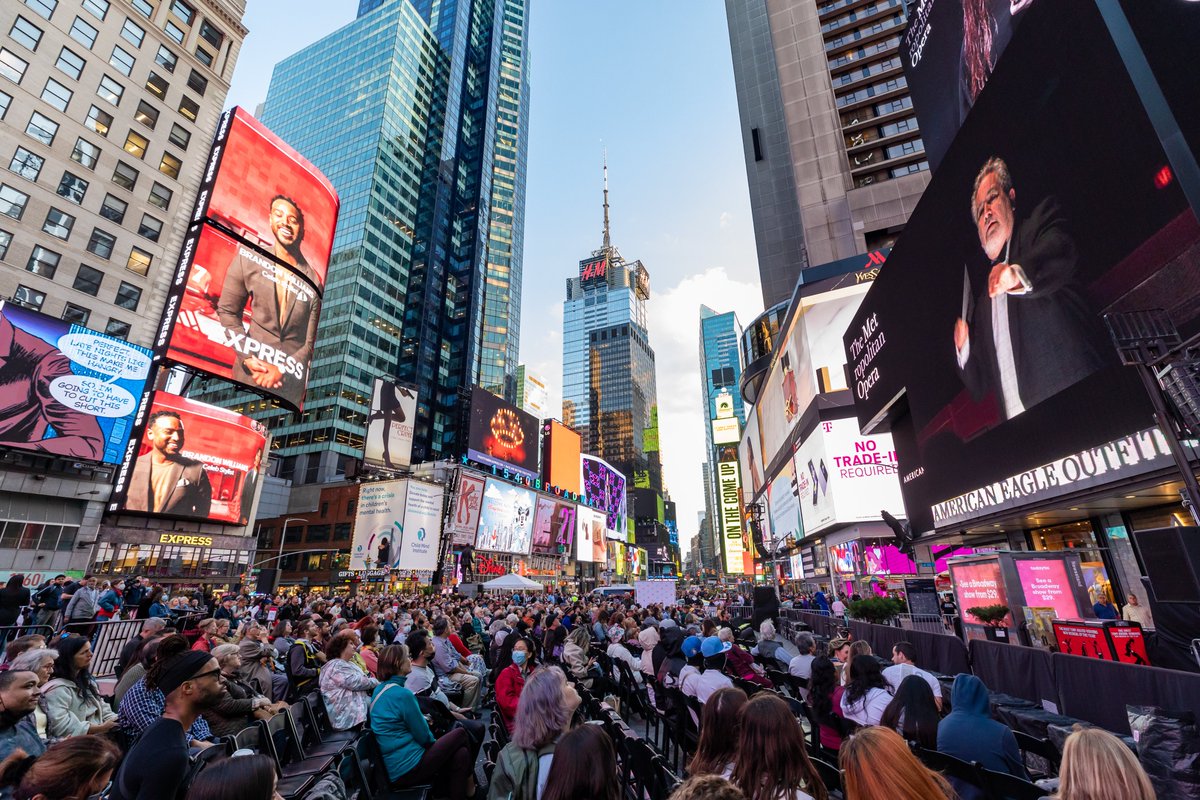 TimesSquareNYC's tweet photo. Last night, for the 16th year, @metopera opened their season in #TimesSquare 🎭 Audiences gathered on Duffy Square to experience Cherubini’s ‘Medea’ broadcast live on the screens at the Crossroads of the World.
📸 Photos by Liz Ligon https://t.co/TYT9wEv2se