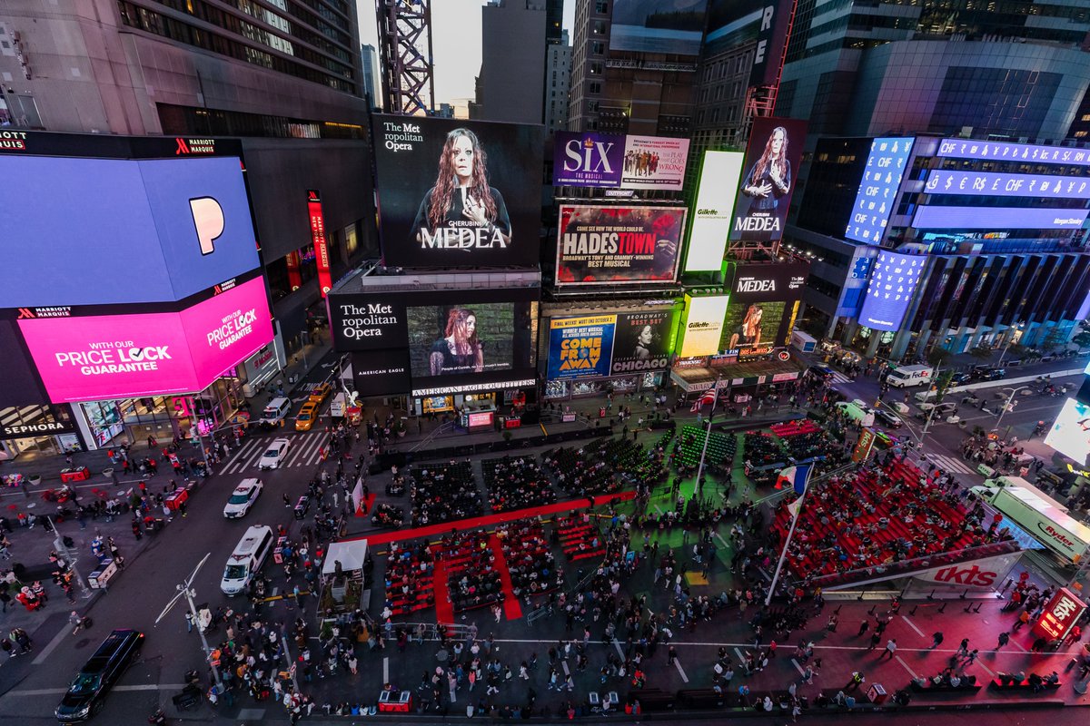 TimesSquareNYC's tweet photo. Last night, for the 16th year, @metopera opened their season in #TimesSquare 🎭 Audiences gathered on Duffy Square to experience Cherubini’s ‘Medea’ broadcast live on the screens at the Crossroads of the World.
📸 Photos by Liz Ligon https://t.co/TYT9wEv2se