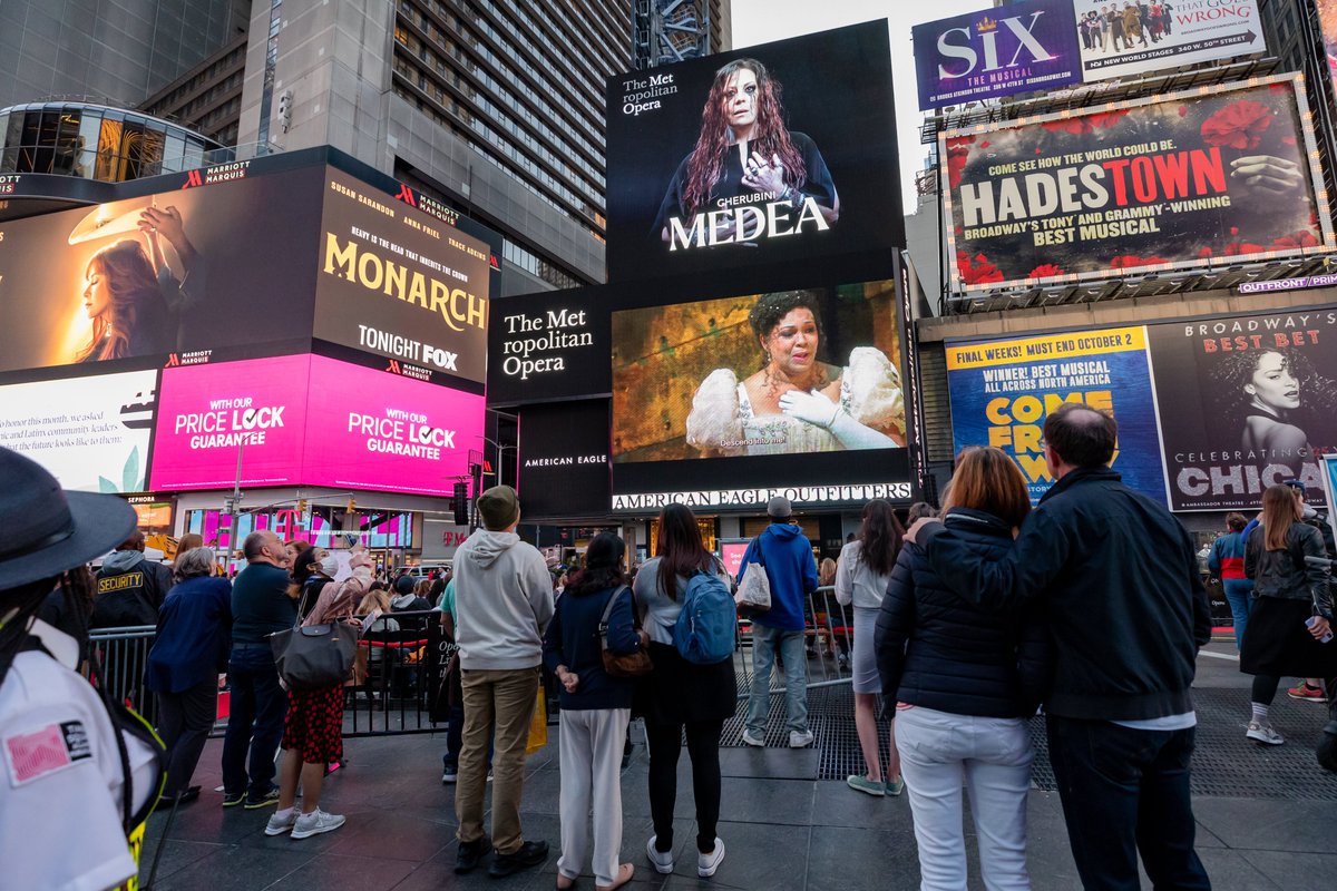 TimesSquareNYC's tweet photo. Last night, for the 16th year, @metopera opened their season in #TimesSquare 🎭 Audiences gathered on Duffy Square to experience Cherubini’s ‘Medea’ broadcast live on the screens at the Crossroads of the World.
📸 Photos by Liz Ligon https://t.co/TYT9wEv2se