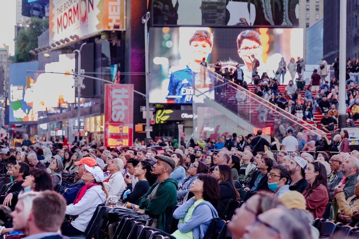 TimesSquareNYC's tweet photo. Last night, for the 16th year, @metopera opened their season in #TimesSquare 🎭 Audiences gathered on Duffy Square to experience Cherubini’s ‘Medea’ broadcast live on the screens at the Crossroads of the World.
📸 Photos by Liz Ligon https://t.co/TYT9wEv2se