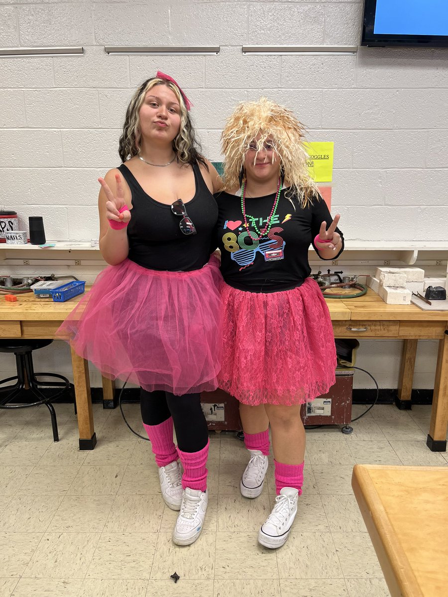 awhsart's tweet photo. 6/7 Jewelry Class has all of the school spirit!! #Awgenerals #homecoming #spiritweek #decadeday https://t.co/ROD2T2VNI6