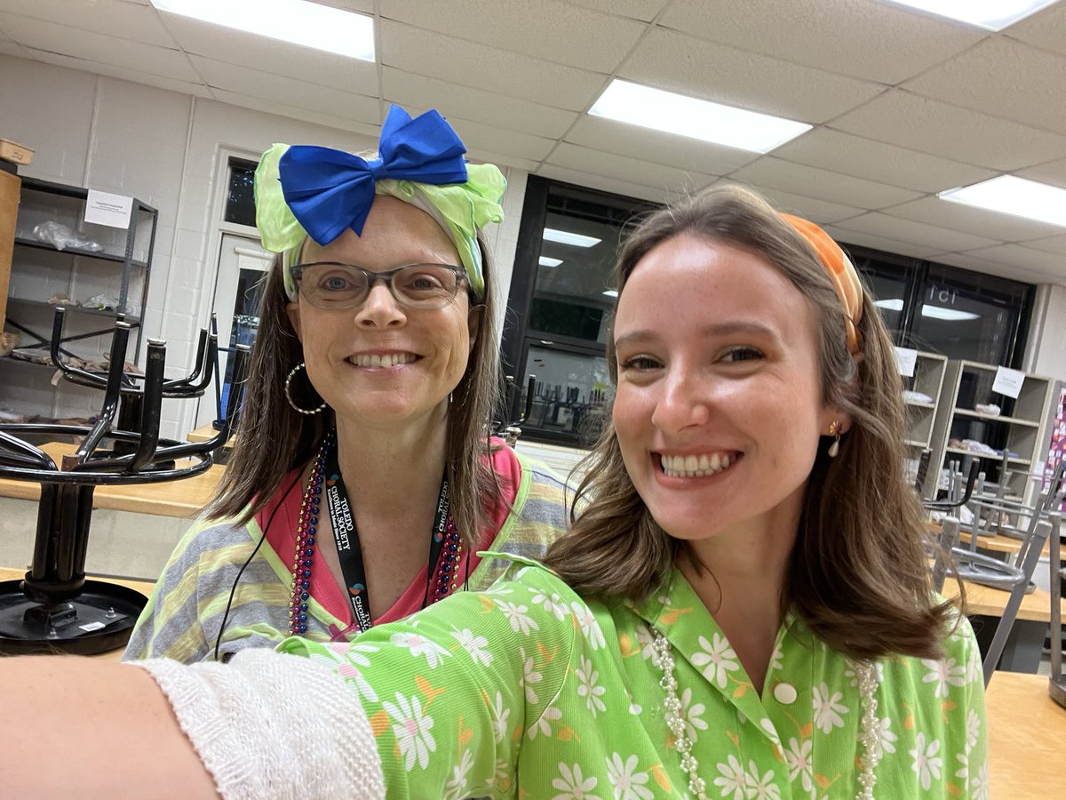 awhsart's tweet photo. 6/7 Jewelry Class has all of the school spirit!! #Awgenerals #homecoming #spiritweek #decadeday https://t.co/ROD2T2VNI6