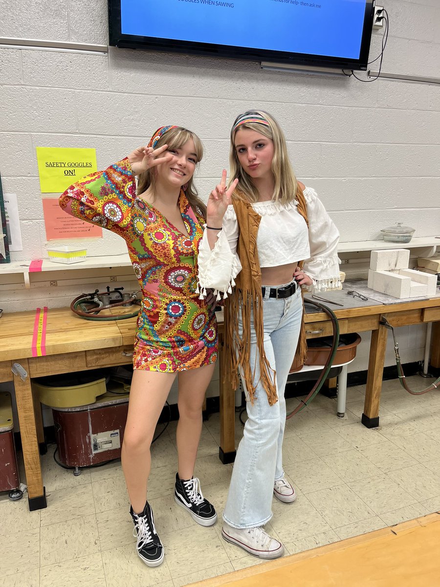 awhsart's tweet photo. 6/7 Jewelry Class has all of the school spirit!! #Awgenerals #homecoming #spiritweek #decadeday https://t.co/ROD2T2VNI6