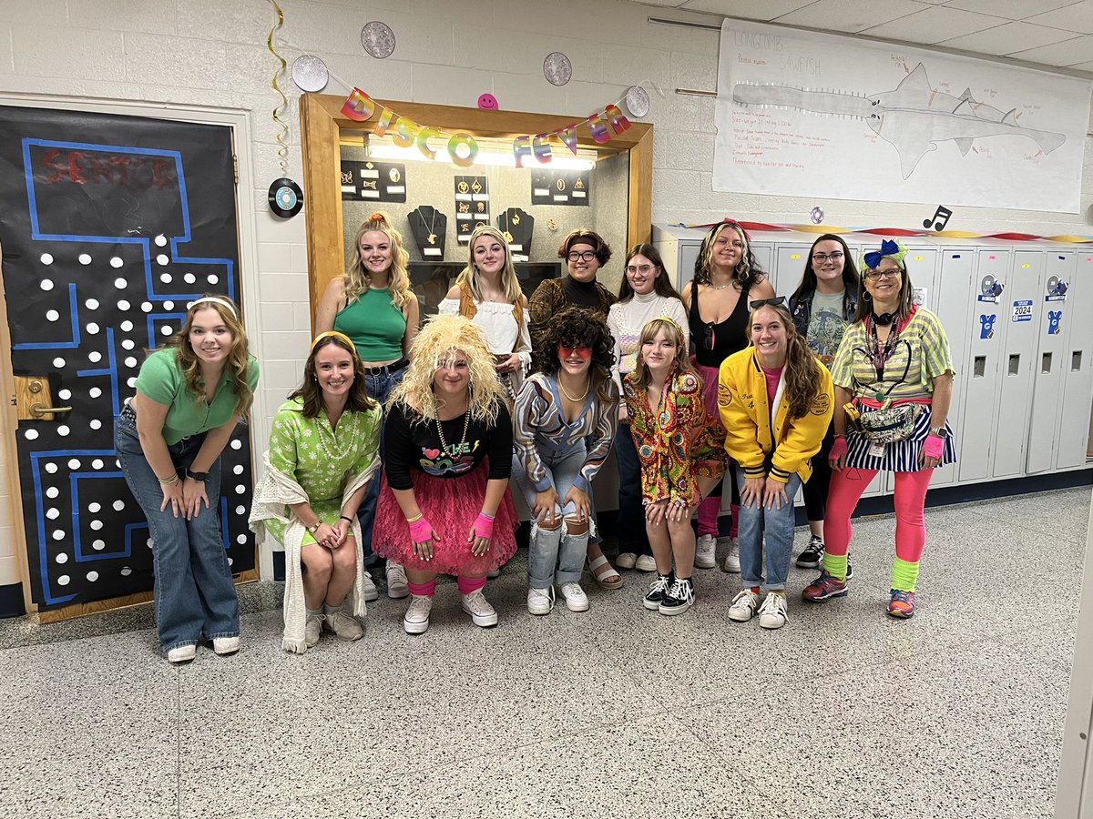 awhsart's tweet photo. 6/7 Jewelry Class has all of the school spirit!! #Awgenerals #homecoming #spiritweek #decadeday https://t.co/ROD2T2VNI6