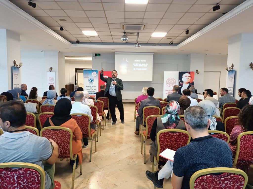 meb_dinogretimi's tweet photo. Genel Müdürlüğümüz ve UNİCEF işbirliğiyle gerçekleştirilen Hedef YKS ve LGS İstanbul çalıştayında Dr. Faruk Öndağ ve Sınav Sürecinde Kurumsal Motivasyon ve Eğitimci Mürşit Ekmel Aybek Sınava hazırlıkta psikolojik destek konularında sunumunu yapti. https://t.co/aEWiuyRNTi