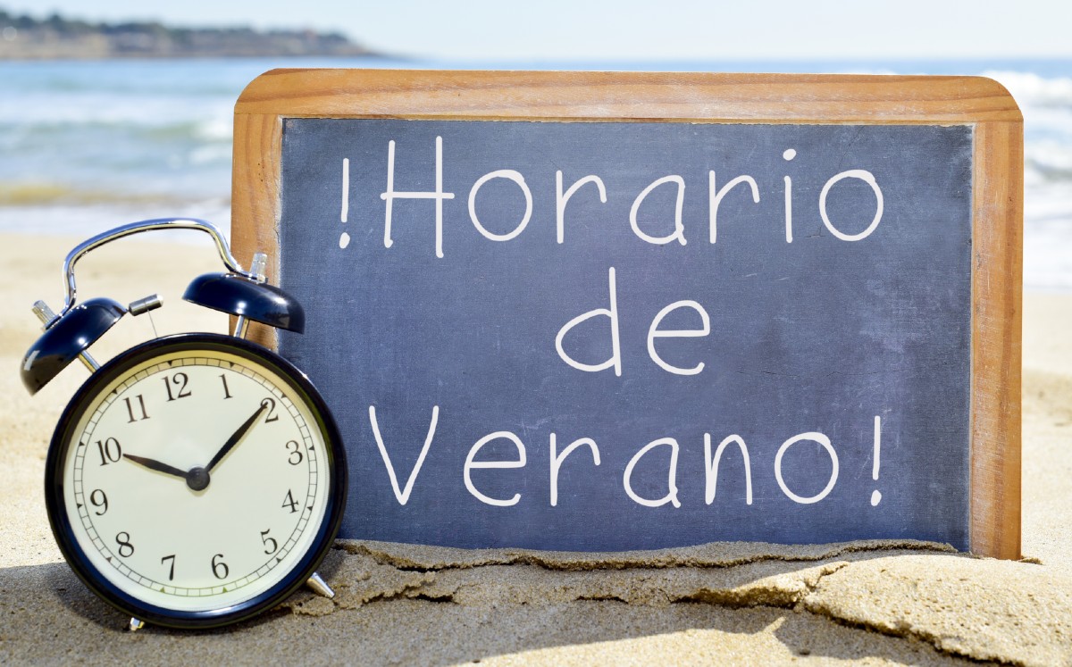 AM_1080's tweet photo. 🕛 ¿Horario de verano en Paraguay todo el año? ☀️

🔸 Los diputados dieron media sanción al proyecto de ley.

👉🏼 ¿Te gustaría que se aplique?

#AM1080 📻 https://t.co/HQW2sps7MY