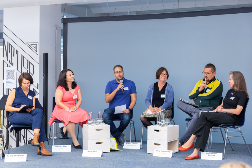 Nach 22 Monaten Laufzeit haben wir mit Prozessteilnehmer*innen verschiedener Institutionen, Teammitgliedern und Gäst*innen die Finissage des Projektes „Diversitätsorientierte Personalarbeit in Berliner Verwaltungen und Unternehmen“ gefeiert. 

bqn-berlin.de/aktuell/finiss…