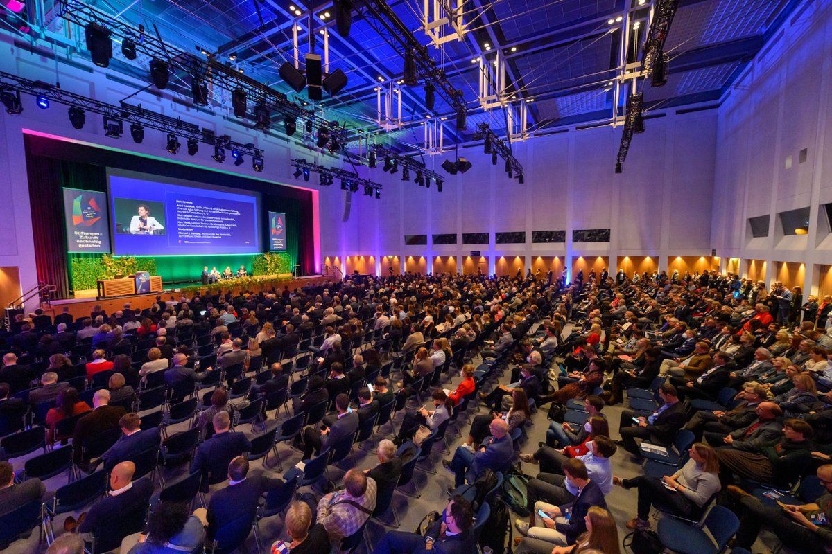 stiftungstweet's tweet photo. Welch ein toller Start des Deutschen Stiftungstages #DST22! Der erste Tag ist wie im Fluge vergangen ✨ Danke für die spannenden Vorträge, Diskussionen &amp; inspirierenden Gespräche. Wir fiebern schon dem morgigen Tag entgegen.. Fotos: David Ausserhofer. https://t.co/g4qXvbYiS2