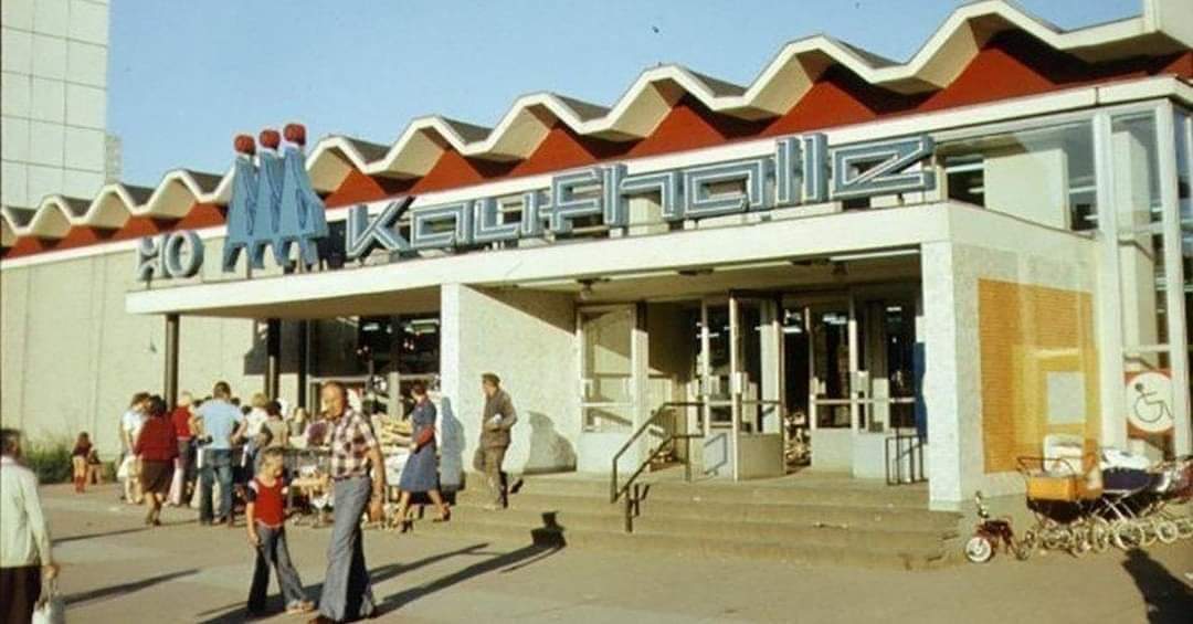 DDR_Reklame's tweet photo. Als #Kaufhalle wurden in der #DDR größere, räumlich nicht unterteilte eingeschossige Selbstbedienungsläden bezeichnet, in denen überwiegend Lebensmittel und Waren täglichen Bedarf (WtB) wie Drogerieartikel und Reinigungsmittel angeboten wurden. #GDR #Ostalgie #EastGermany https://t.co/f9YtnWwtwg