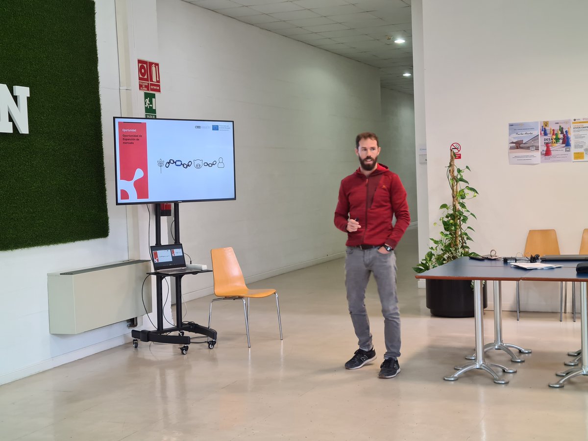 CEEIARAGON's tweet photo. 📻Hoy hemos tenido en la sede de #Huesca de @CEEIARAGON la Jornada de Puertas Abiertas
2️⃣0️⃣Una veintena de #empresas y organismos oficiales se han interesado en conocer en 👥 1ª persona las instalaciones y la experiencia de 3️⃣ #startups
📌#Bugcle #ateoTorrijos @Megatecnologia_ https://t.co/tjuwyKZiey