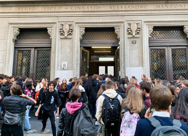 Beccapress_'s tweet photo. Il Manzoni torna all’attacco: “occupiamo perché ha vinto la Meloni!”. Ma i cari radical chic della Milano Bene conoscono la costituzione? Non penso. La verità è che sono una mandria di sfaticati che dopo una settimana di scuola non hanno più voglia di studiare. #LiceiOccupati https://t.co/9v79HJg3mU