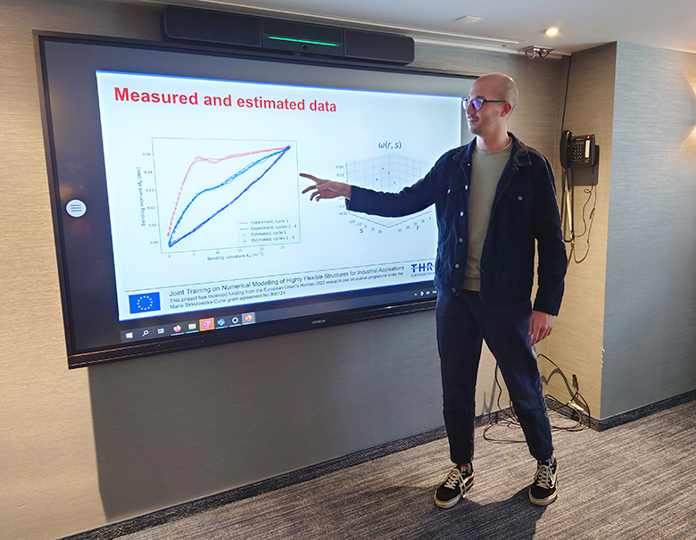 Grüße aus Liège, Belgien von unserem Doktoranden Davide Manfredo! Zu sehen hier beim 3. Jahrestreffen von <a href="/EtnThread/">THREAD_ETN 🇪🇺</a> . Davide hat heute seine Arbeit präsentiert, die sich ums Modellieren &amp; Simulieren von Kabeln dreht. Mehr zum EU-Promotionsprogramm: itwm.fraunhofer.de/thread