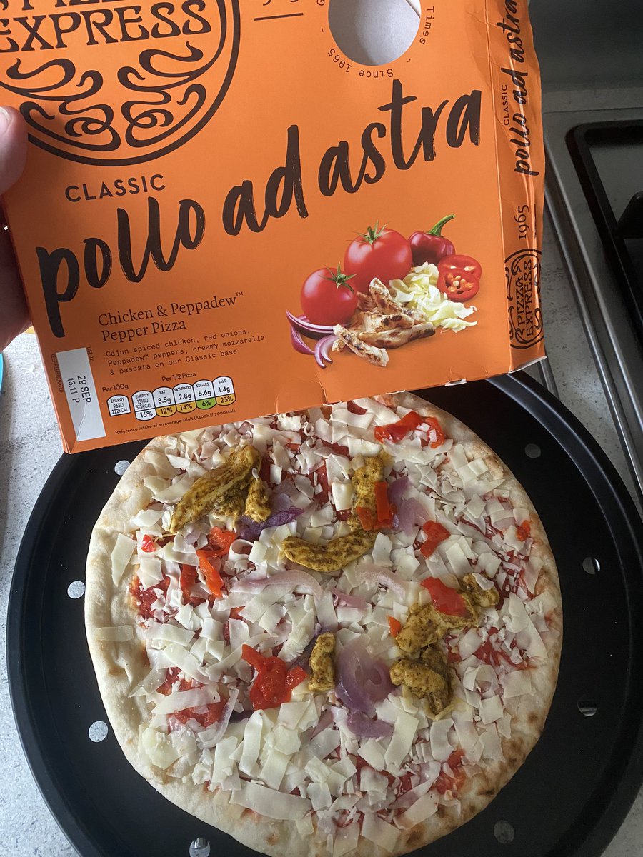 bearfacedliar11's tweet photo. Hi @PizzaExpress I bought a pizza from @asda chicken and peppadew only to find there’s more meat on a chickens ankle than my pizza. Are the chickens coming from Russia? https://t.co/kUqZ2NEhIG