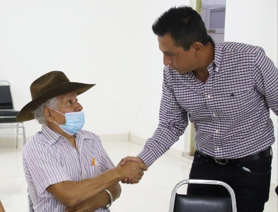 charro_rl's tweet photo. Iniciando este día muy entusiasmado en compañía de mi esposa Claudia Presidenta Honoraria de DIF Matamoros con los beneficiarios del programa UNEDIF, dónde una de las prioridades es atender y brindar mejores condiciones de vida a las personas con discapacidad
@mrikelme
#JLHM https://t.co/ytvV8c9CIt