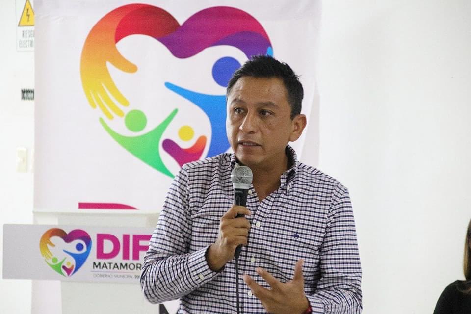 charro_rl's tweet photo. Iniciando este día muy entusiasmado en compañía de mi esposa Claudia Presidenta Honoraria de DIF Matamoros con los beneficiarios del programa UNEDIF, dónde una de las prioridades es atender y brindar mejores condiciones de vida a las personas con discapacidad
@mrikelme
#JLHM https://t.co/ytvV8c9CIt