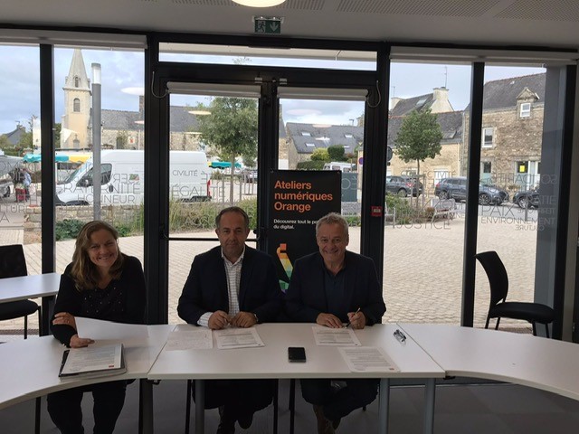 ✍️Orange s'engage pour les 1⃣7⃣ % des Français qui peinent avec le #numérique et signe un partenariat avec #Meucon pour proposer des ateliers collectifs gratuits afin de les accompagner #OrangeDigitalCenter cc <a href="/maes_eric/">Eric Maes</a> <a href="/AyralYann/">Yann AYRAL</a> 
+ d'infos : orangedigitalcenter.orange.fr