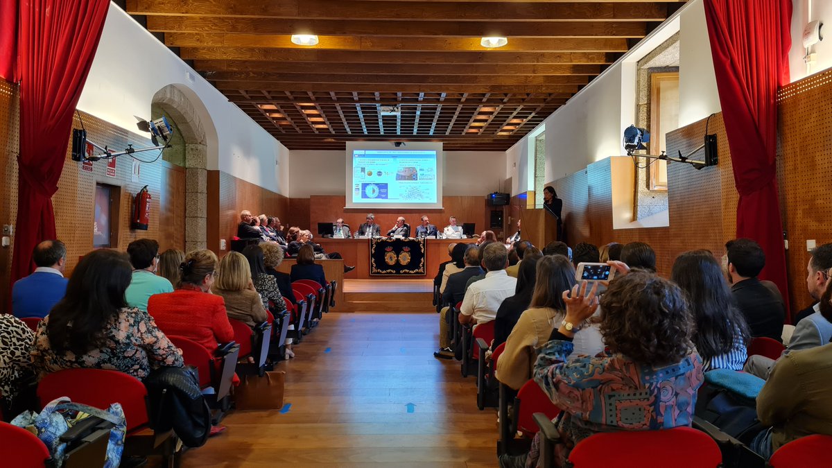 JorgeMiraUSC's tweet photo. @UniversidadeUSC @calvarezlorenzo @RAGalegaCiencia @Farmacia_USC @dfarmausc @iMATUS_USC @ConcheiroNine @areyric A Directora do @iMATUS_USC, @calvarezlorenzo, ingresou onte na @RAGalegaCiencia.

Parabéns Carmen! 👏 https://t.co/dNMDWF8uxR