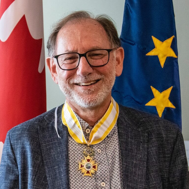 YUResearch's tweet photo. @yorkhist @YorkuLAPS Prof Emeritus Adrian Shubert received the Encomienda de la Orden de Isabel La Católica, a prestigious medal granted by King Felipe VI of Spain for contributions to the field of modern #Spanish history. Congrats! https://t.co/fkNHVJrEq2 https://t.co/Mh1boW0gBa
