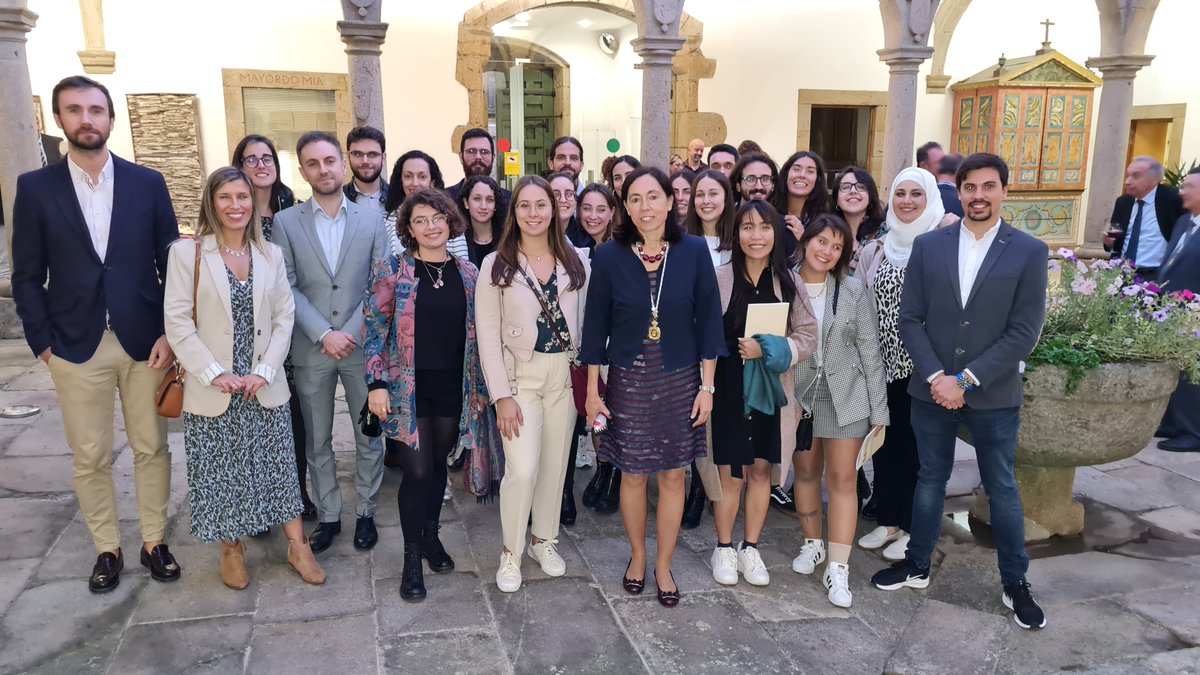 JorgeMiraUSC's tweet photo. @UniversidadeUSC @calvarezlorenzo @RAGalegaCiencia @Farmacia_USC @dfarmausc @iMATUS_USC @ConcheiroNine @areyric A Directora do @iMATUS_USC, @calvarezlorenzo, ingresou onte na @RAGalegaCiencia.

Parabéns Carmen! 👏 https://t.co/dNMDWF8uxR